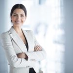 クレジットカード現金化について解説する女性